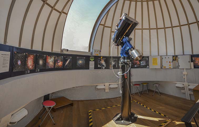 interno dell osservatorio con telescopio